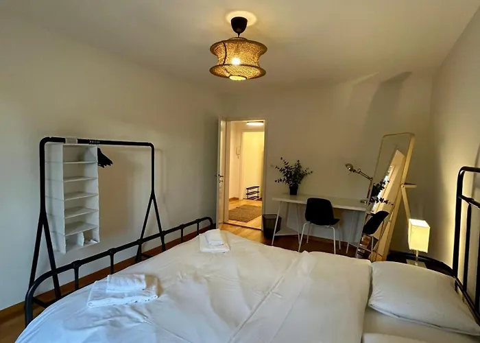 Chic Comfort In A Prime Location דירה